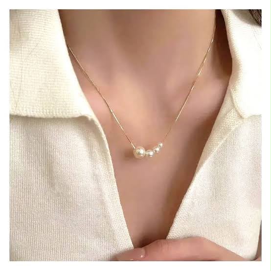 luxury pearl necklce.
